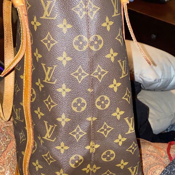 SOLD Louis Vuitton Bucket GM- Monogram - Picture 3 of 16